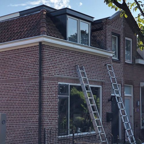Dakspecialist de groot - met de ladder het dak op Werkgebied dakdekker Rotterdam - Dakspecialist de Groot
